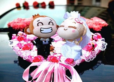 ozdobiony ślubnie samochód